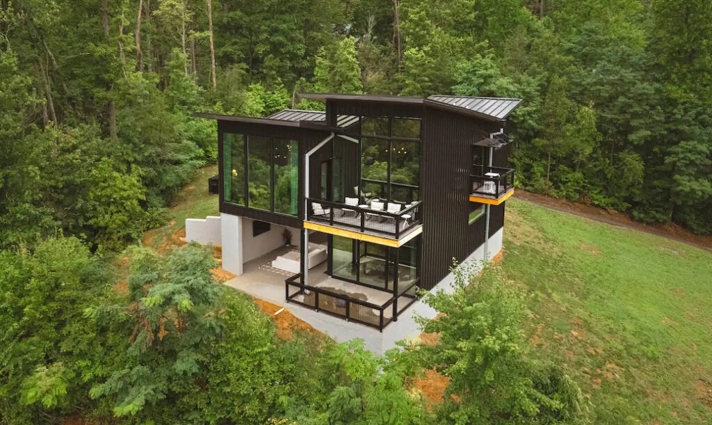 Glass Walled Modern Cabin House 1024x611 1 - Cabana Moderna com Paredes de Vidro