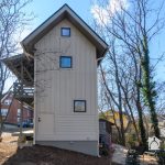 Morando em uma pequena casa de dois andares 150x150 - Projeto de Tiny House com Quartos Espaçosos